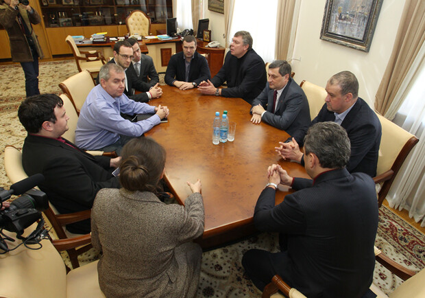 Губернатор встретился с ФИБА.
Фото - пресс-служба ОГА.