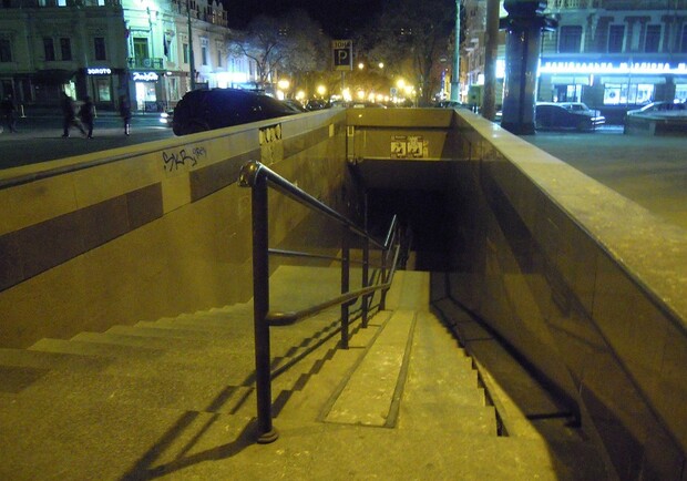 Ходить здесь вечером крайне опасно. Фото-od.vgorode.ua