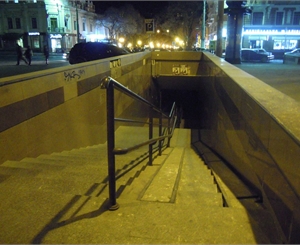 В этой подземке между Соборкой и Дерибасовской уже давно нет света.
Фото - Валерия Егошина.