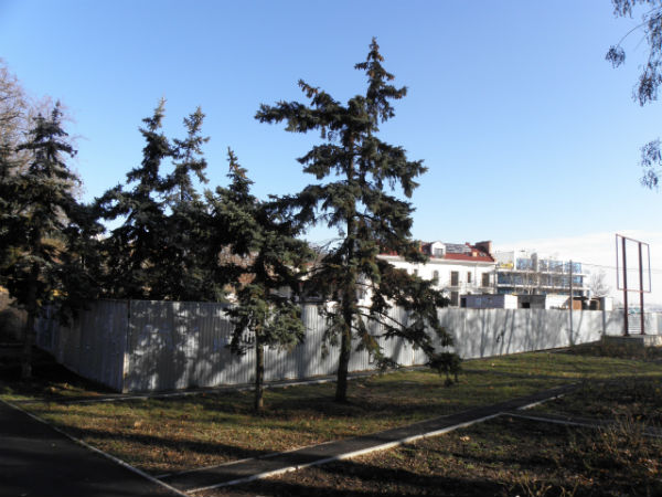 Часть сквера огородили забором.
Фото - segodnya.ua.
