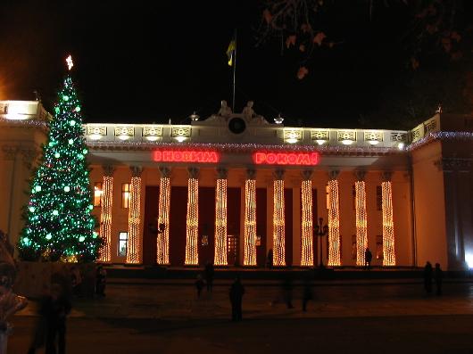 В мэрии обещают что общественный транспорт  в новогоднюю ночь будет работатьбез перерывов. Фото - odessa.ua