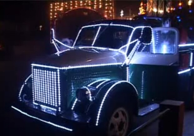Новогодний грузовик колесит по Одессе.
Фото - krug.com.ua.