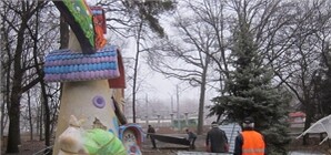 В парке Горького уже собирают аттракционы: водные горки и авторалли