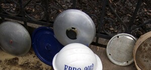 Бабушки с донецкой барахолки продают втридорога вещи с символикой Евро-2012