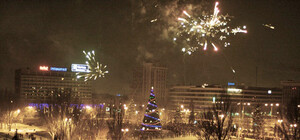 Новый год на Фестивальной: ди-джеи, танцы под музыку 80-х и поздравления Президента на большом экране