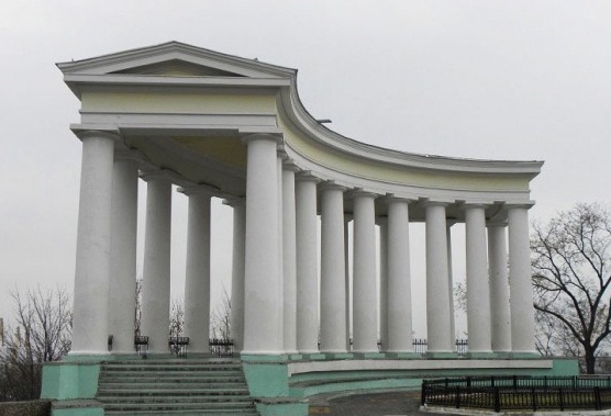 Воронцовскую колоннаду изуродовали вандалы.
Фото - dumskaya.net