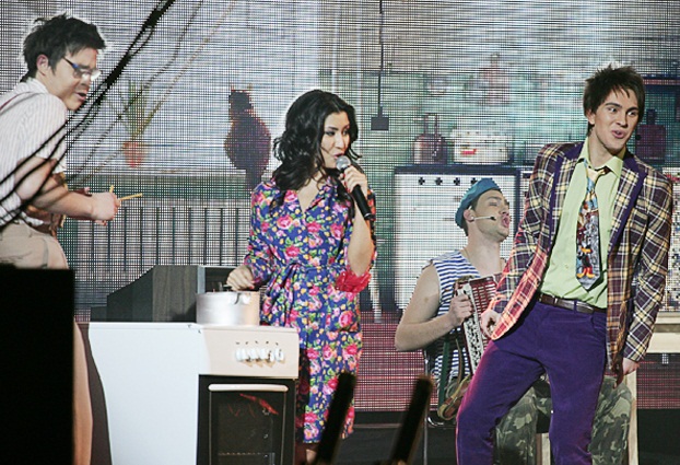 Малика гастролирует с другими участниками шоу. Фото с сайта: mediananny.com