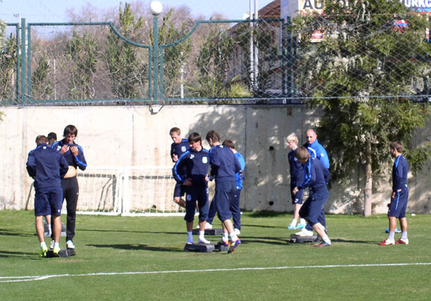 Фото с сайта "Черноморец". Команда готовится к матчу. 