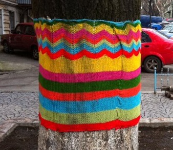В Одессе надели на дерево в яркий шарф.
Фото - facebook.com