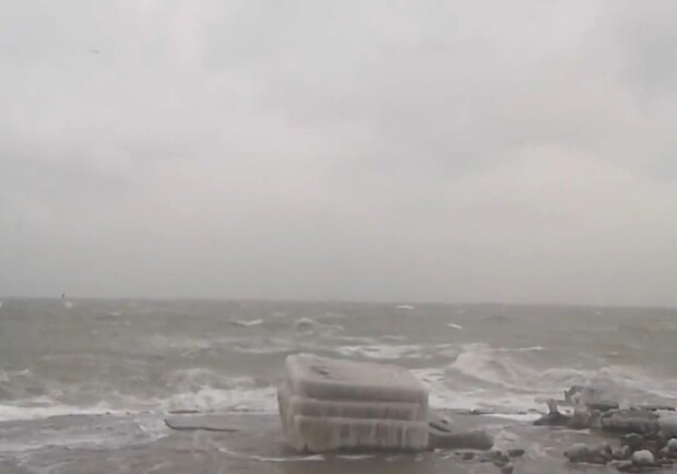 Волны достигнут пяти метров. Фото - Prt Sc видео. 
