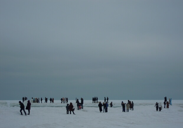 Гуляющие дружно выходили на лед. Фото: Валерия Егошина.