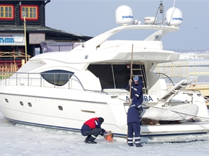 Рабочие режут лед по контуру яхты. Фото - Алексей Кравцов. 