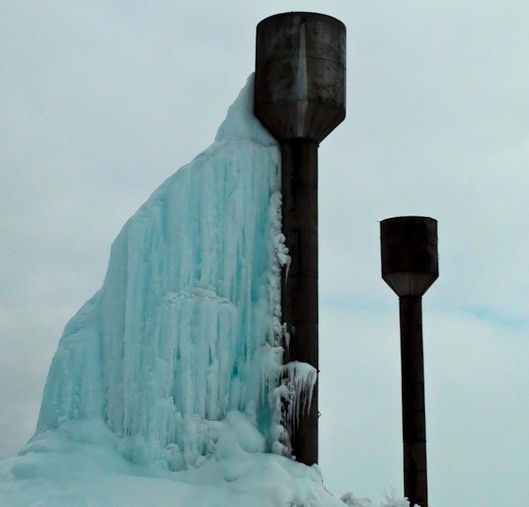 Громадны кусок льда пугал население. Фото с сайта: fotki.yandex.ru.