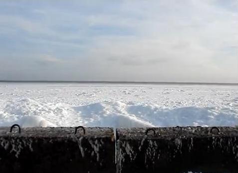 На одесском побережье море волнуется и скрипит. Фото: принт-скрин с видео.