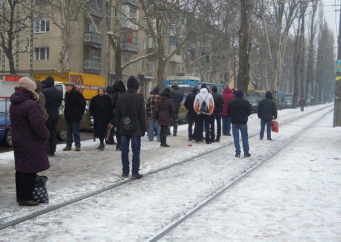 Люди на остановке выходили на рельсы, чтобы увидеть трамвай. Фото: Валерия Егошина.