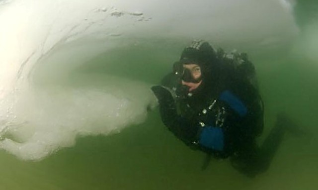 Впервые в Черном море дайверы погрузились под лед. Фото - Андрей Некрасов. 