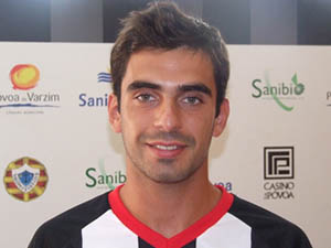 24-летний португальский полузащитник Тьяго Терросо заключил контракт с футбольным клубом. Фото www.varzim.pt