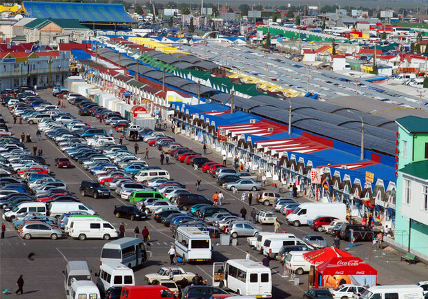 Огромный рынок еле вмещает всех желающих. Фото с сайта: ananiev.info.