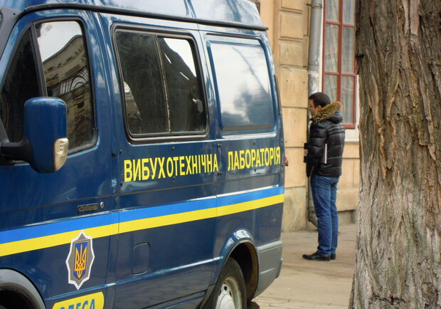 Сотрудники милиции выясняют обстоятельства ЧП. Фото - Валерия Егошина.