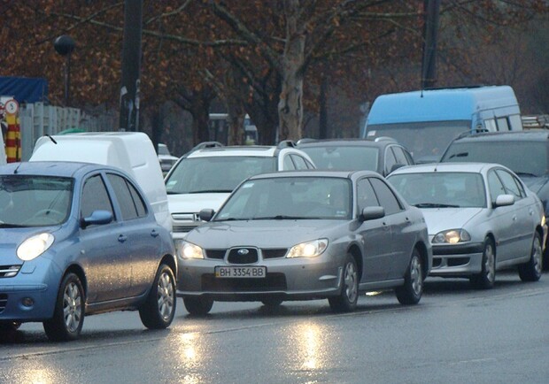 Одесситы вышли на митинг, но вскоре их удалось уговорить покинуть проезжую часть. Фото - odessa-life.od.ua