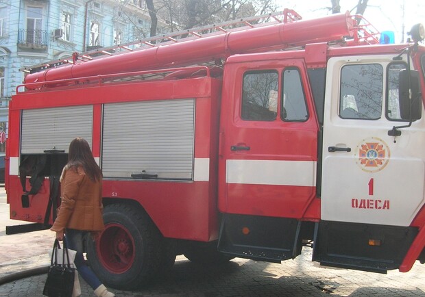 Сотрудники МЧС ликвидировали возгорание. Фото - Ирина Кипоренко. 