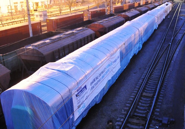 Новенький поезд уже стал на рельсы. Фото: пресс-служба ОМТП.