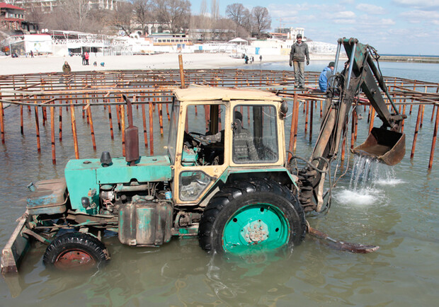Тракторы орудуют прямо в воде. Фото: пресс-служба ОГА.