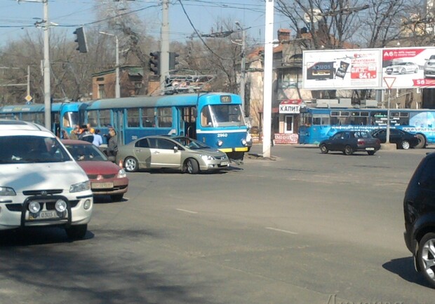 Легковой автомобиль не пропустил трамвай. Фото dumskaya.net.