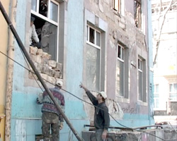Дом рушится с 2007 года, местные жители пытаются привлечь внимание властей. Фото — krug.com.ua