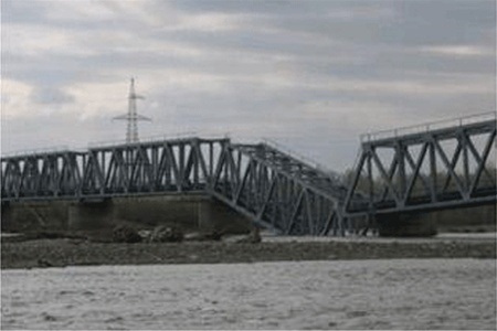 В Белгород-Днестровском рухнула часть моста.
Фото - obozrevatel.com