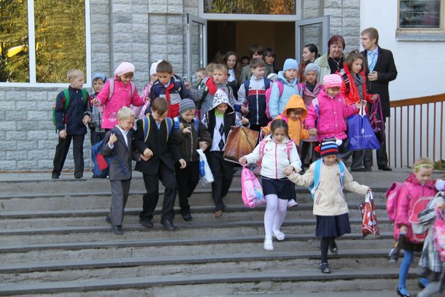 Из школы эвакуировали почти 900 человек. Фото с сайта: yansk.ru.