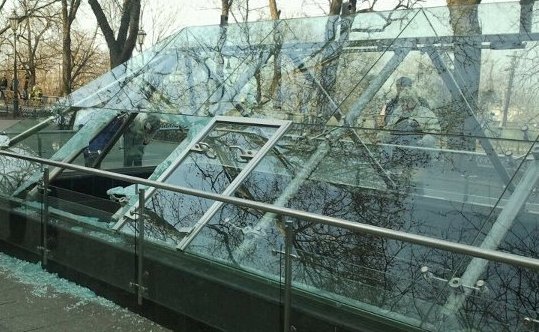 Вандалы разбили прочное стекло Музея. Фото - Виктор Аксанюк. 
