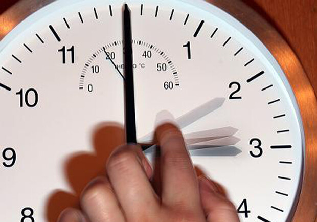 Стрелки часов нужно перевести на час вперед. Фото с сайта: emilsarkisov.livejournal.com.