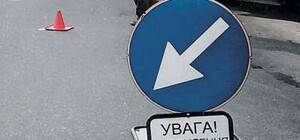 Легковушка переехала насмерть женщину, которая решила полежать на дороге  