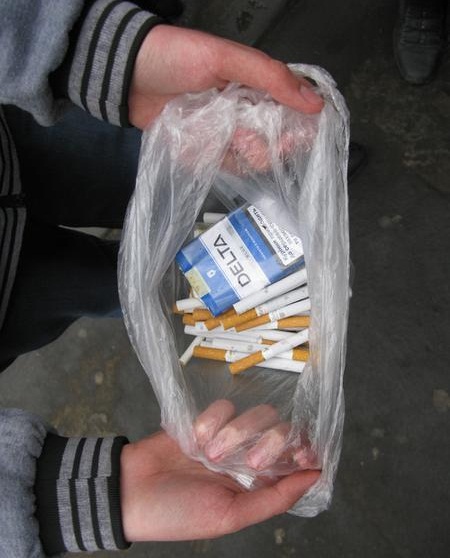 У горожан отбирали сигареты. Фото с сайта: odessit.ua.