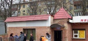 Хозяйка донецкого кафе разбила аппаратуру, которую забирали за долги водоканалу