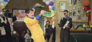 Юморное сборище в Одессе: Делиев ползал по красной дорожке, а клоуны устраивали разборки