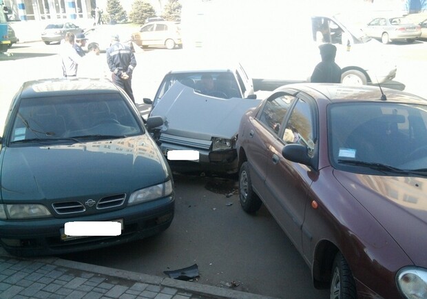 Пьяный мужчина на "Славуте" врезался в 4 авто.  Фото - dumskaya.net