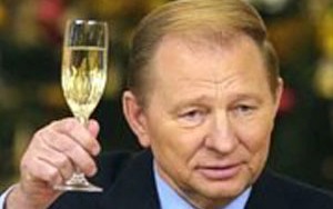 Леонид Кучма поздравил экс-мэра Одессы с юбилеем. Фото - genshtab.censor.net.ua