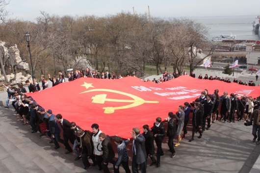 На Потемкинской развернули громадное знамя.
Фото - odessa.ua