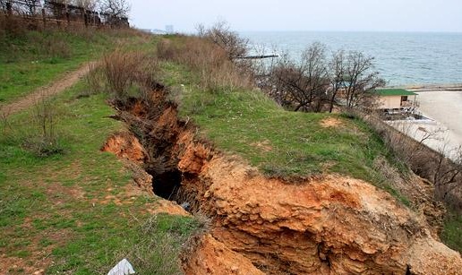 Здоровенный кусок склона может рухнуть в любой момент.
Фото - timer.od.ua