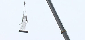 В Харькове на крыше здания установили скульптуру греческого бога Гермеса