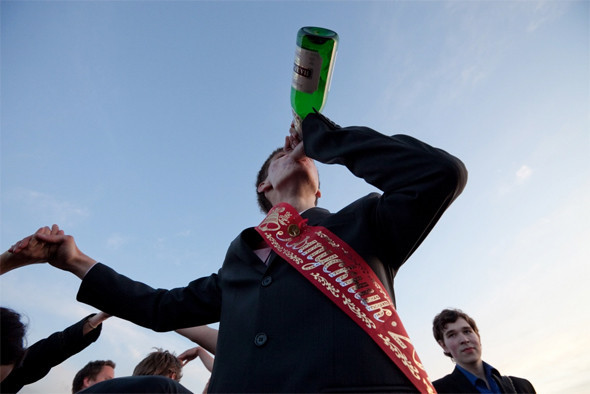 Выпускникам запретили пьянствовать.
Фото - the-village.ru