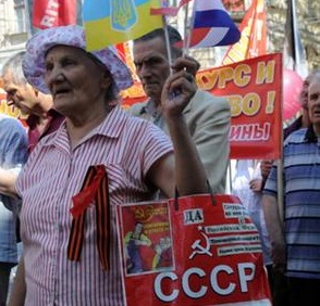 Бабушки и дедушки вышли на первомайскую демонстрацию.
Фото - odessa.comments.ua