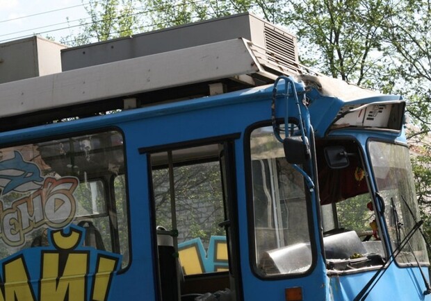 "Морда" у троллейбуса сильно пострадала. Фото: dumskaya.net.
