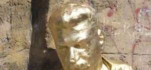 В Одессе Сталину спустили штаны и поставили справлять нужду