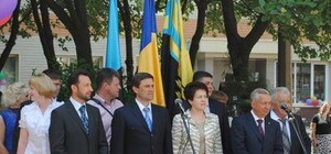 Людмила Янукович в скромном песочном наряде 