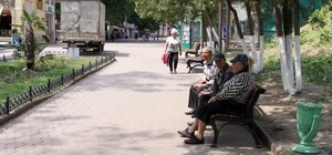 Фотофакт: в одесской Аркадии появились новые скамейки