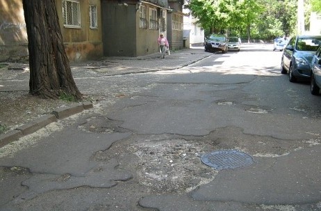 Состояние дорог во дворах далеко от идеала. Фото - http://rupor.od.ua