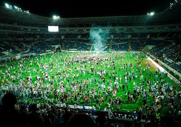 Толпа выбежала на поле. Фото - ultras.od.ua